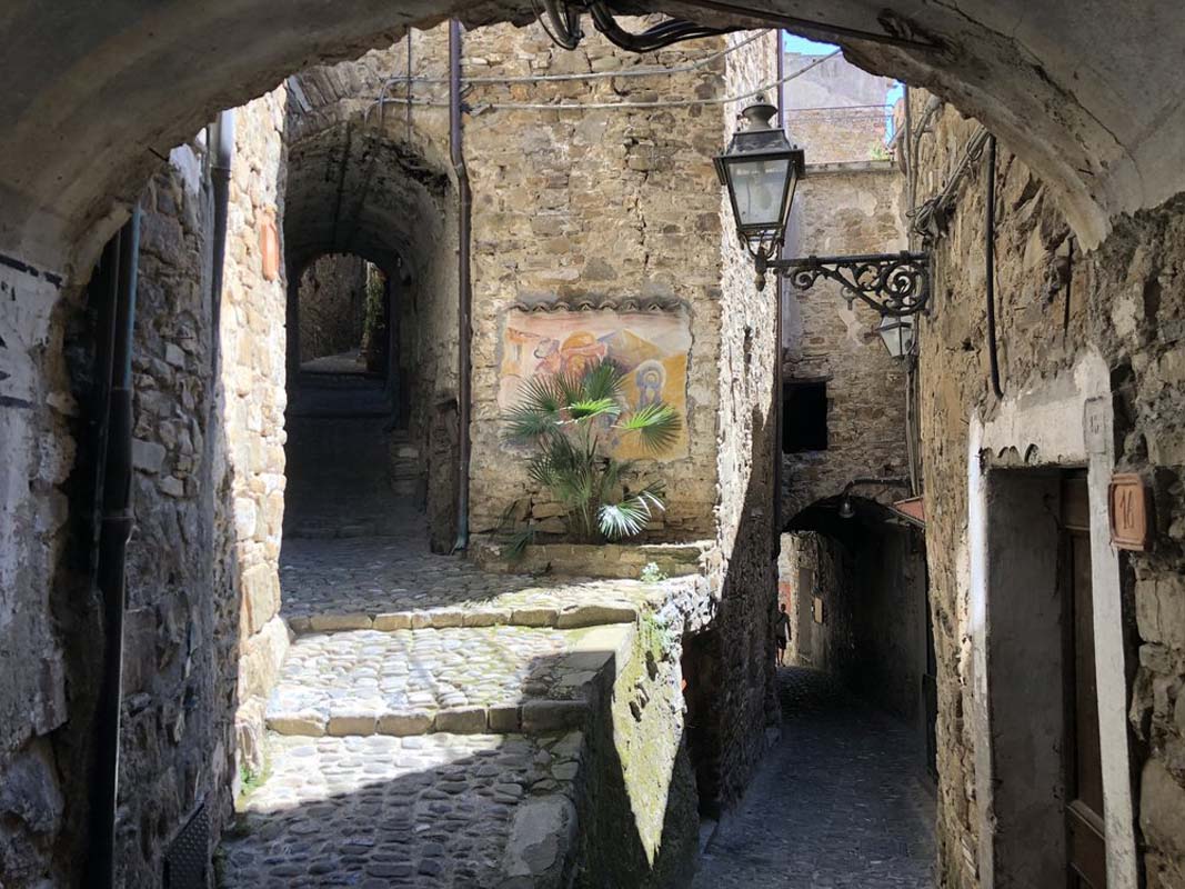casa-sulla-piazza-apricale-italy-vacation-via-arte-muro.jpg