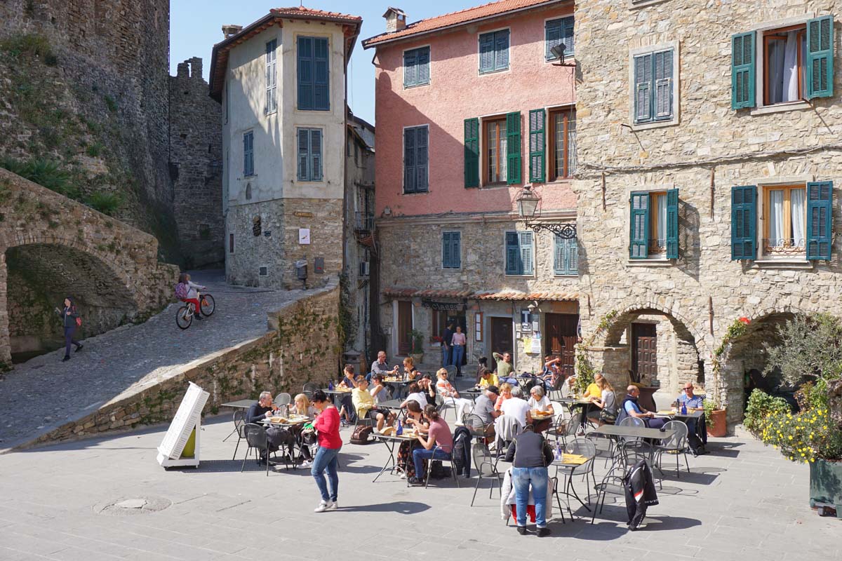 casa-sulla-piazza-apricale-italy-vacation-a-ciassa-centro-2.jpg