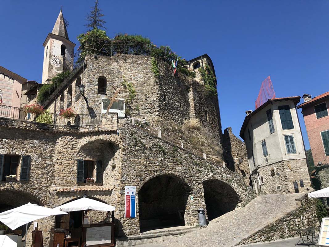 casa-sulla-piazza-apricale-italy-vacation-centro.jpg