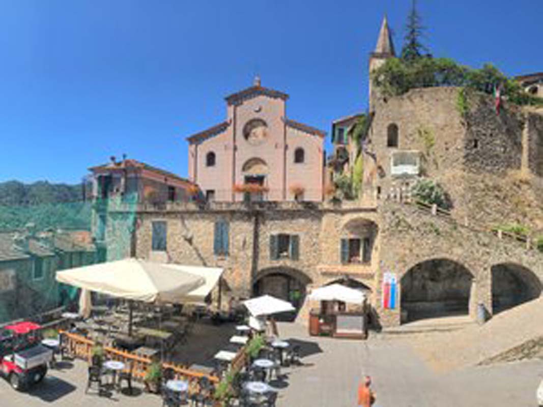 casa-sulla-piazza-apricale-italy-vacation-centro-2.jpg