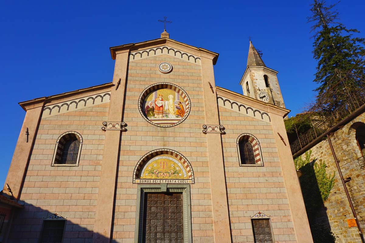 casa-sulla-piazza-apricale-italy-vacation-church-closeup.jpg