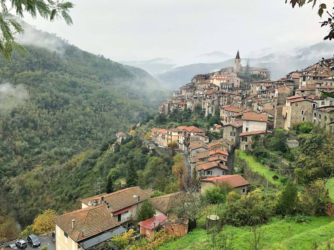 casa-sulla-piazza-apricale-italy-vacation-cityscape-winter.jpg