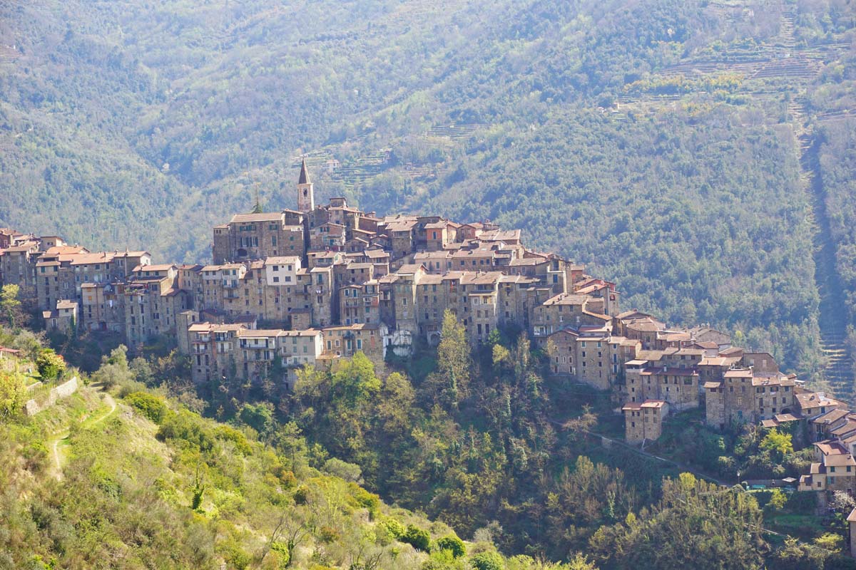 casa-sulla-piazza-apricale-italy-vacation-side-skyline.jpg