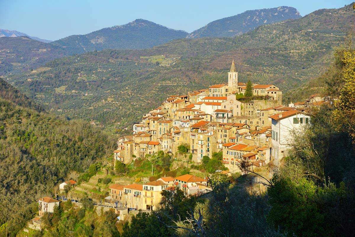 casa-sulla-piazza-apricale-italy-vacation-sunrise-skyline.jpg