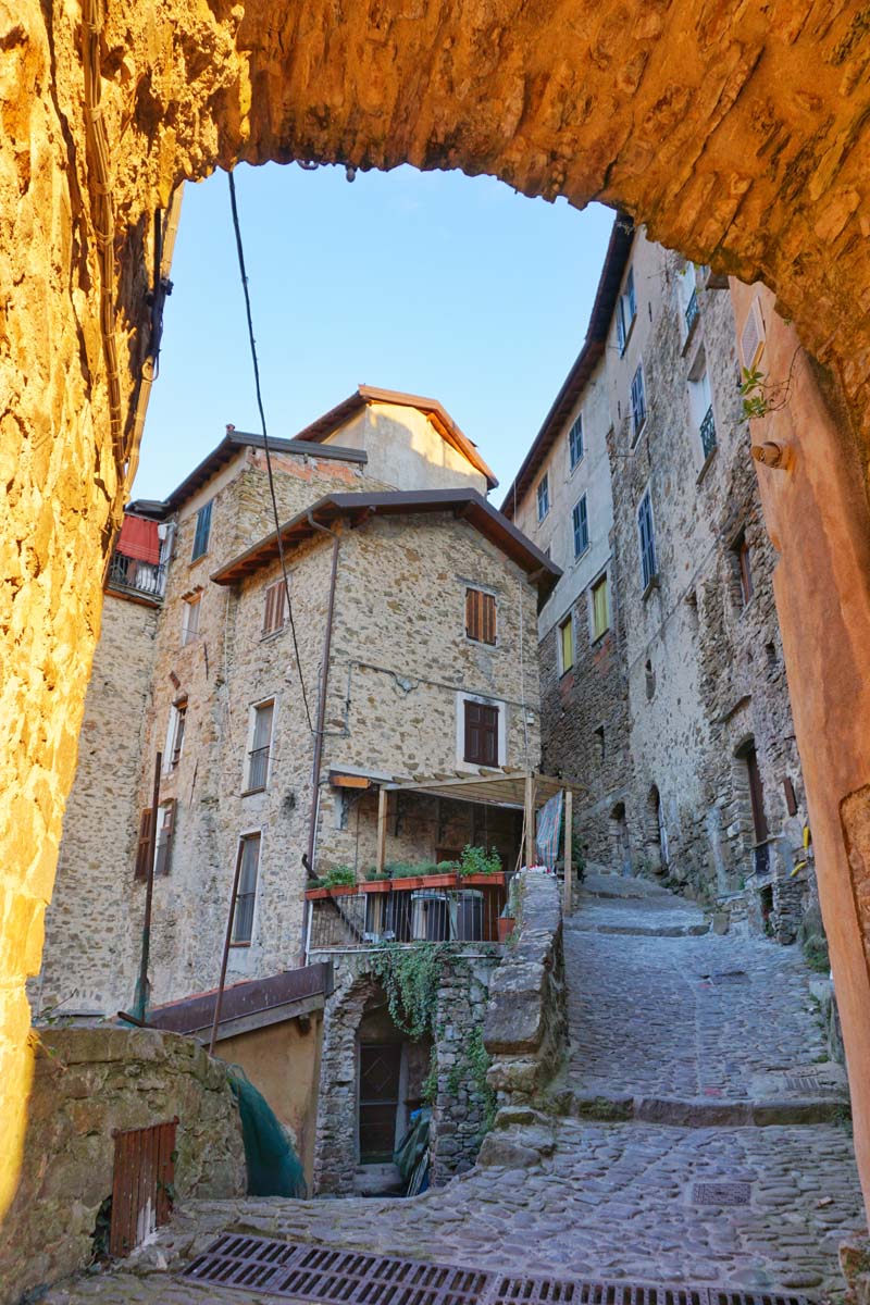 casa-sulla-piazza-apricale-italy-vacation-via-giuseppe-garibaldi.jpg