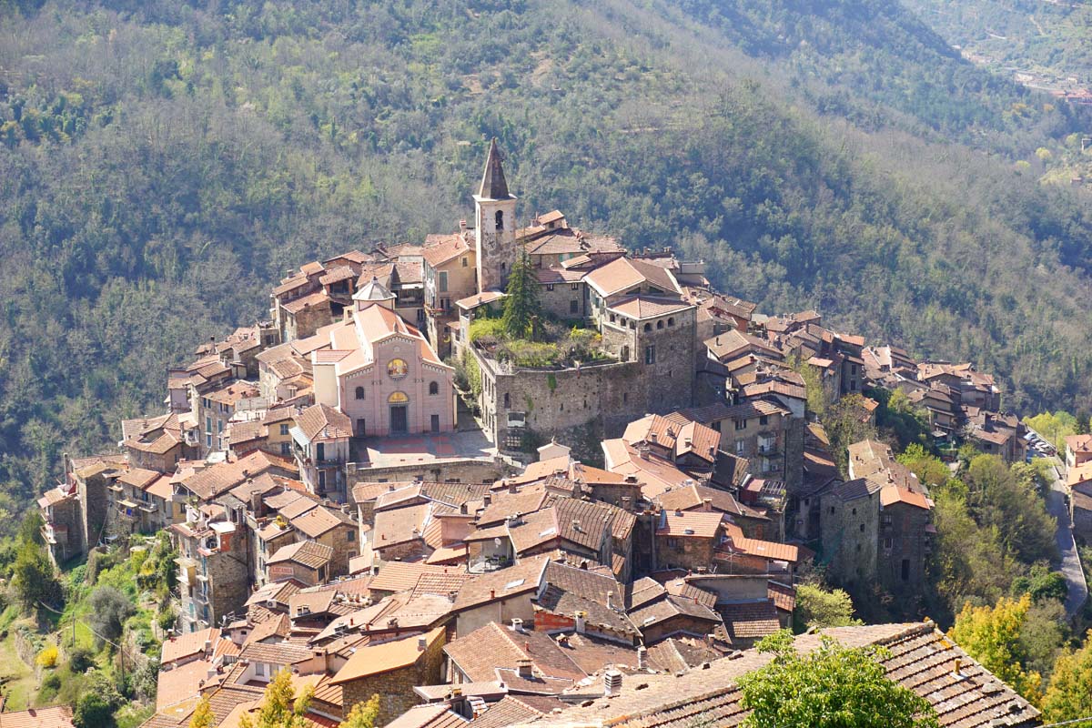 casa-sulla-piazza-apricale-italy-vacation-cityscape-skyline-aerial.jpg