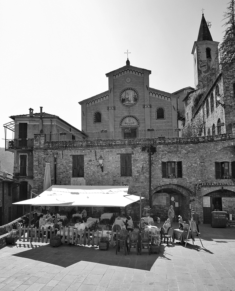 casa-sulla-piazza-apricale-italy-vacation-church-bw-800x990px.jpg