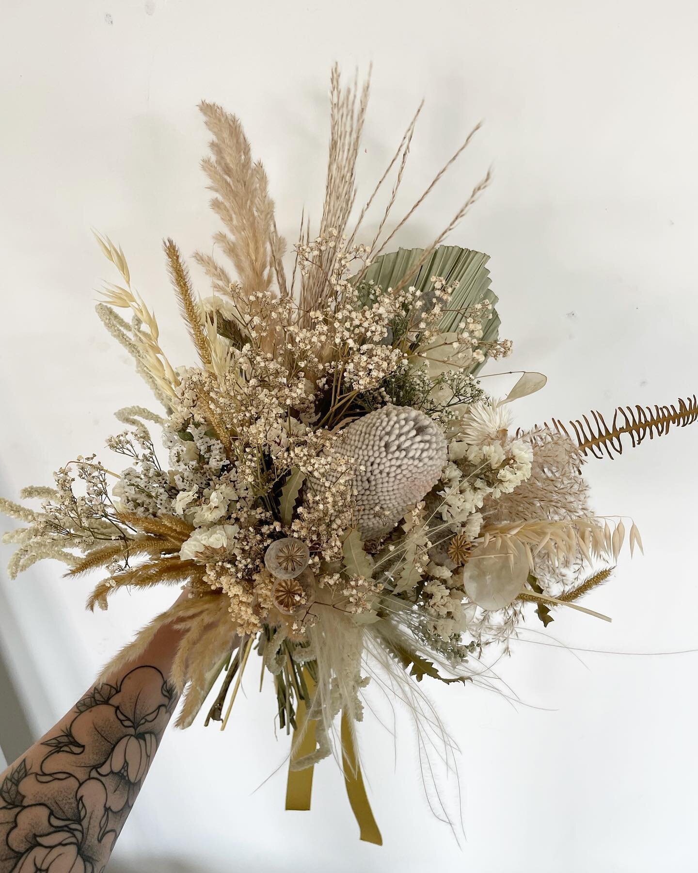 all dried Bridal 🤍 hitting wedding season all textured and soft ☁️ ?! ☁️ it&rsquo;s a busy one&hellip;..chaotic weeks of long days, early starts and approx 56272 hours of admin, prep and ordering flowers but weddings are our FAVE&hellip;.🌾
