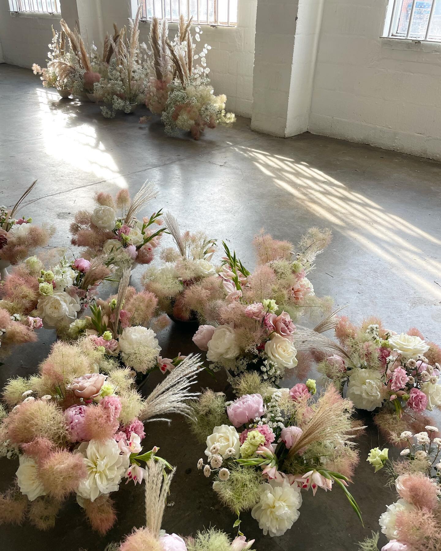 Low bowl arrangements for the tables for Lauren &amp; Chris and tall statement aisle mounds which lined the way to the installation where they wed 🤍 oh and more smokebush&hellip;.🤪