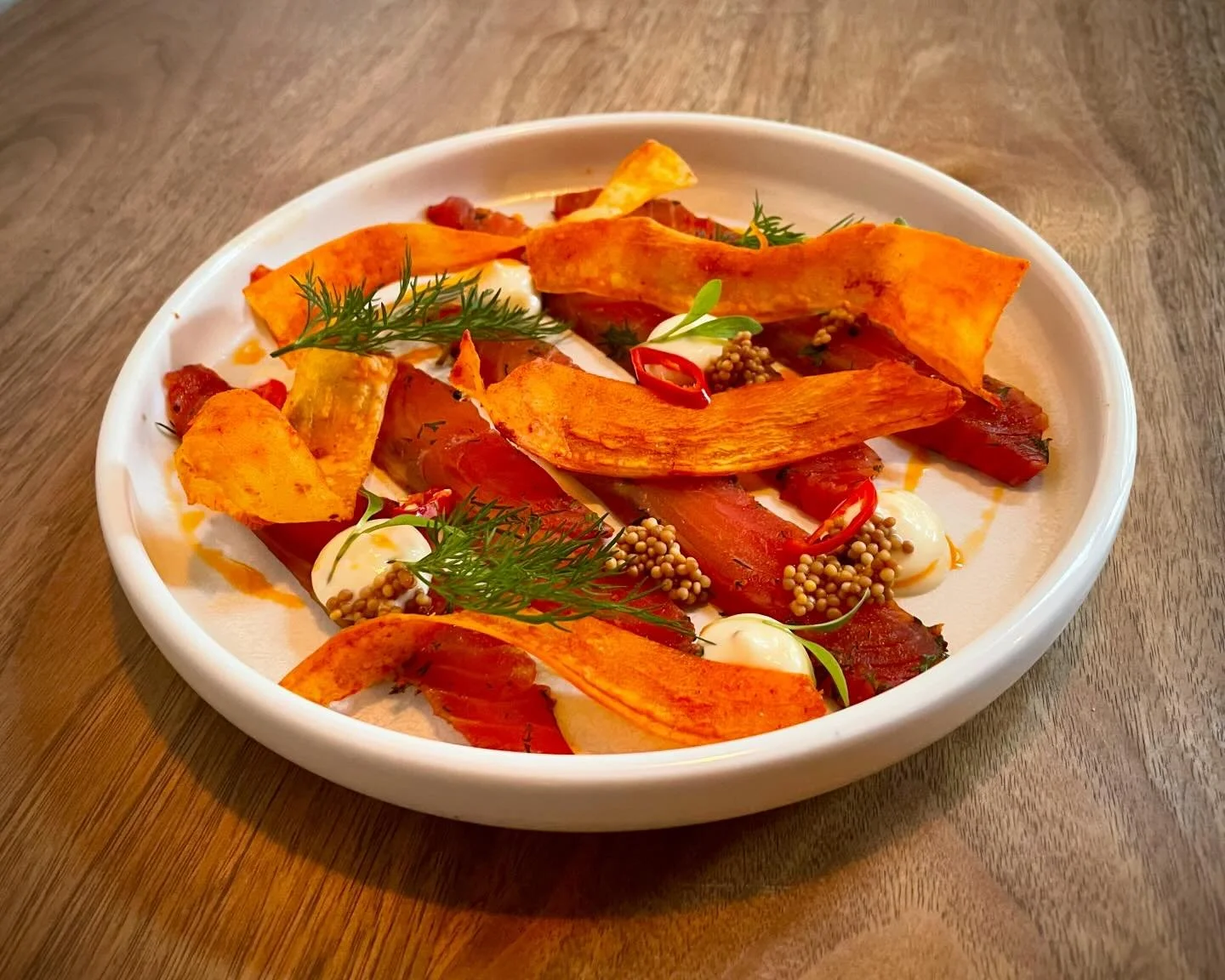 Well helloooo pretty new friend&hellip;

Kasundi cured gravlax, pickled mustard seeds, coriander seed mayo, dill tips and cassava chips.

Welcome to the menu buddy, I think we&rsquo;re going to get on just fine 😍😍😍

#lionsandtigersfreo #lionsandti