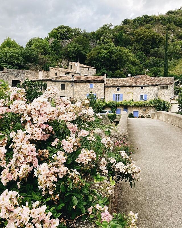 Dimanche 🌞
Balade dans le joli village de #PontDeBarret &agrave; seulement quelques minutes du @gite.lestuillieres