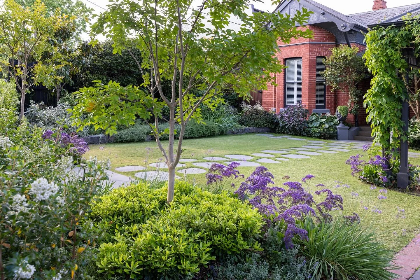 Such a lush front garden! 

Photography: Simon Griffiths Photography 
Designer: @benscott_design 
Steppers: @betterexteriors 

#Greenexteriors #landscapephotography #landscapebeauty #landscapedesign #gardengoals #plantlife #plantlove #naturelovers #p