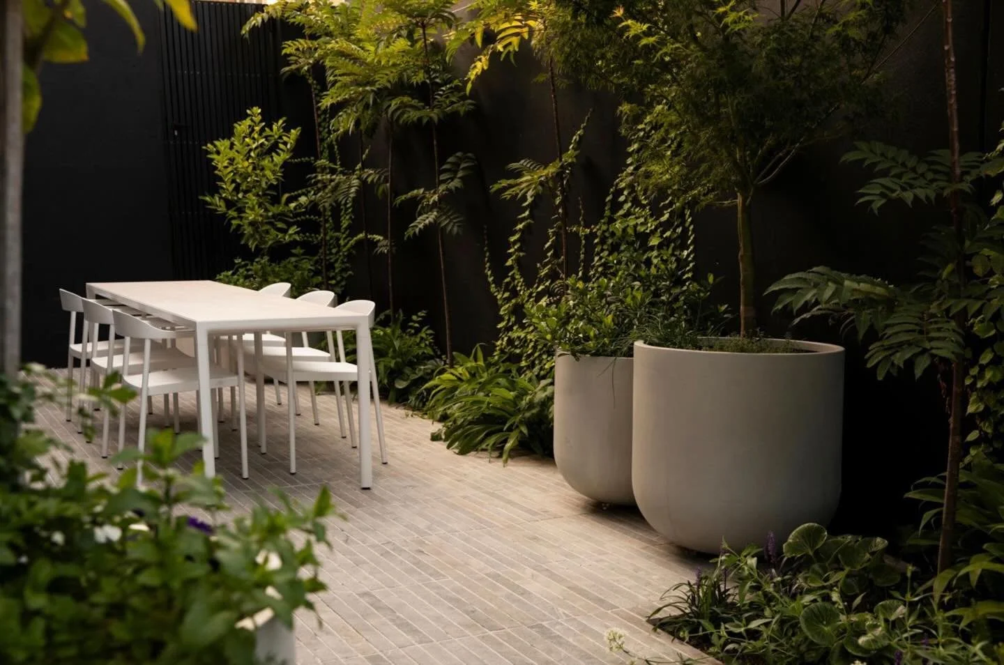 The ultimate green outdoor dining sanctuary 🍃 

Soft layers of foliage, sculptural pots and a muted palette create a calm backdrop for gathering and connection

Designer - @saintremystudio 
Photography - @gemmola 
Paving - @ecooutdoor 

#greenexteri