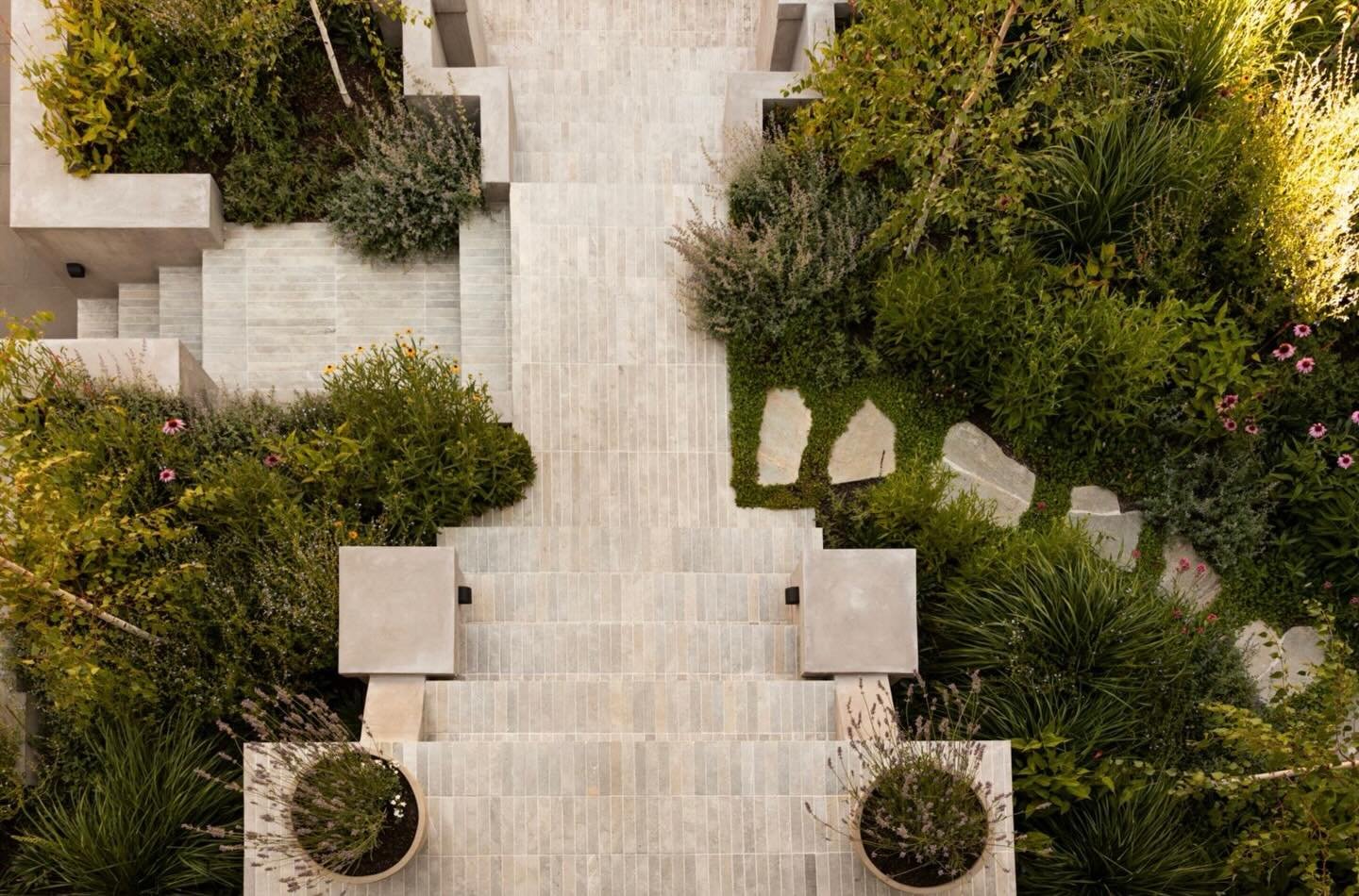 This might be one of our faves&hellip;🤩

A bird&rsquo;s-eye view of layered greenery and natural stone &mdash; Ora brick paving from @ecooutdoor tying it all together 

Designer: @saintremystudio 
Photography: @gemmola 

#landscape #construction #ga