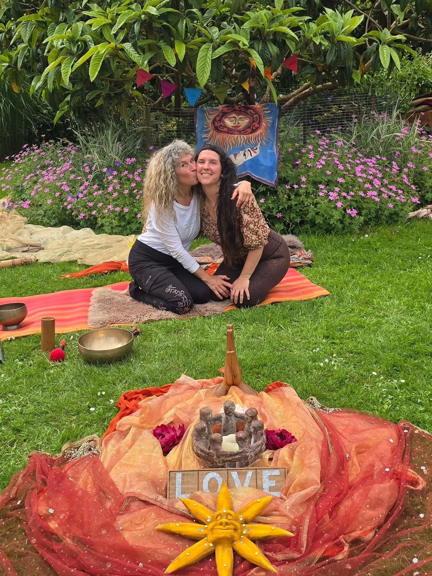 Solstice blessings beautiful beings
✨️🌀☀️🌀✨️
Solstice means 'Sun stand still' coming from the latin solstitium
This pause &amp; peak energy lasts for around 3 days
A pause between the ever chancing &amp; great relationship between light &amp; dark 