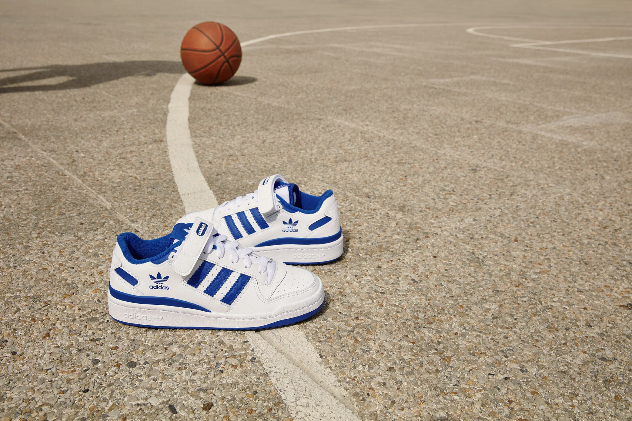 adidas_FW21_EU_FORUM_FY7974_kids_off-foot.jpg