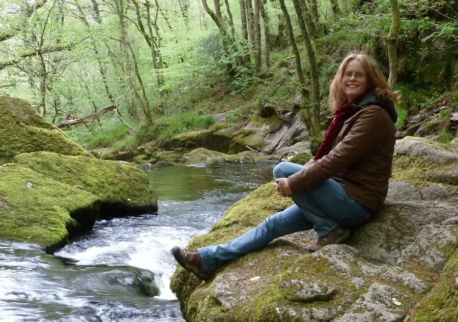 Birgit Huvendieck in der Natur – Klangmassage-Praktikerin, Ruhetherapeutin und RLT-Coach in Braunschweig