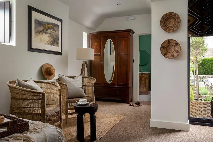 SAFARI LODGE | &hellip; actually in the heart of the Cotswolds 🦓 
We decided to have a little fun and created a lovely African theme in this annexe. Kuba style fabrics, Malawi cane chairs and woven baskets all bring character and add to the vibe. 
W