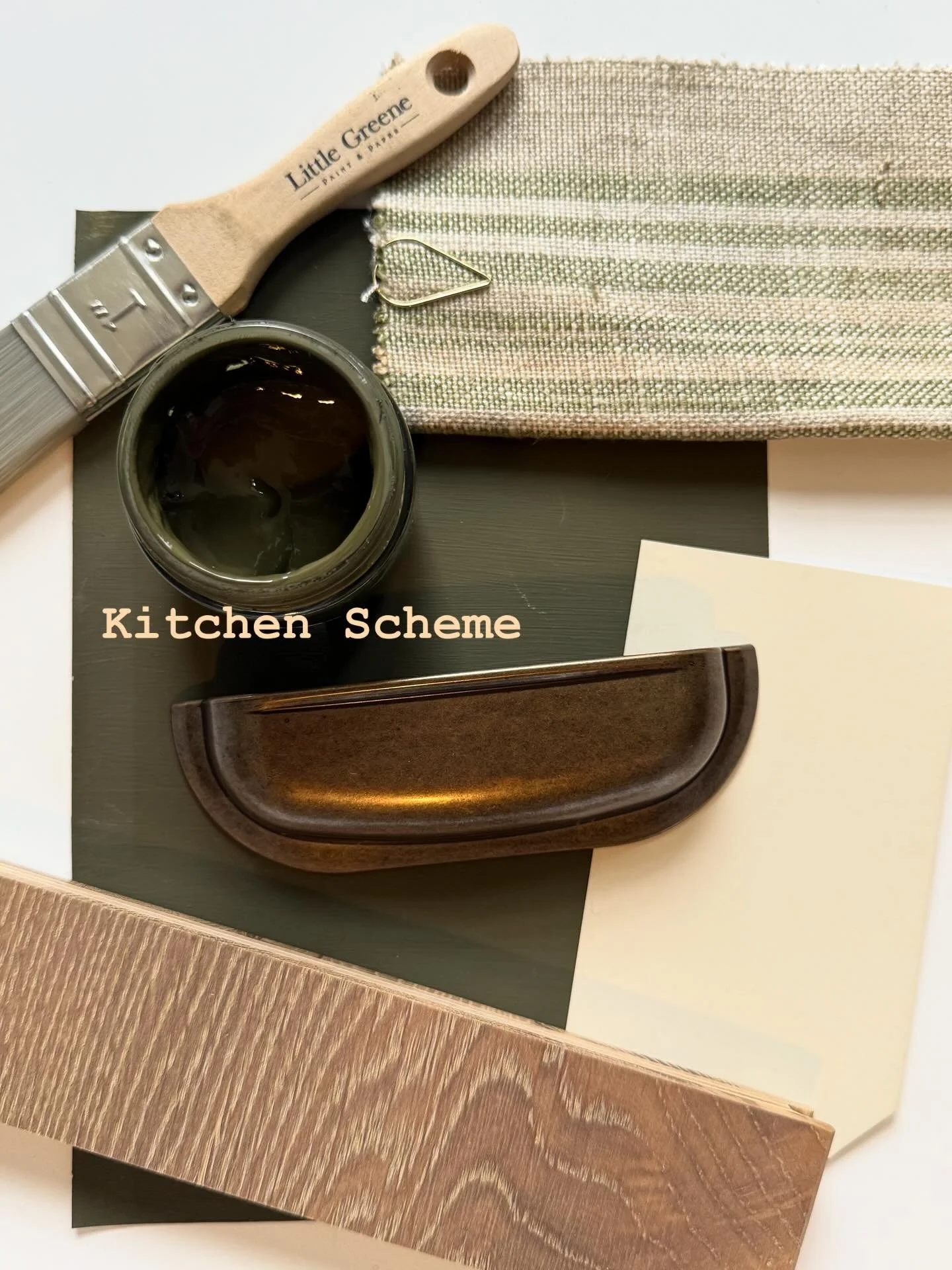 KITCHENS | Loving this calm and earthy scheme for our latest Cotswold project🍃

Invisible Green @littlegreenepaintcompany 
Blind fabric @ian_mankin 
Handle @hendelandhendel 

#kitchenrenovation #cotswoldcottagerenovation #green #hardware #ironmonger