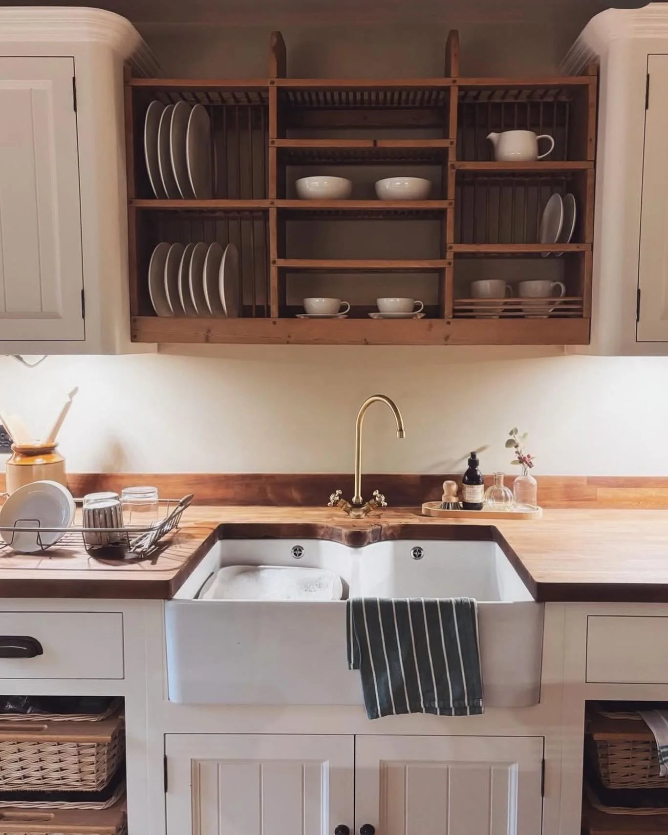 The perfect Country kitchen does not have to cost the Earth&hellip; granted, we started with some lovely bones but the original felt cold and very white.
Sanding the dark tops helped and @hobson_and_zar sourced this incredible vintage plate rack. A b