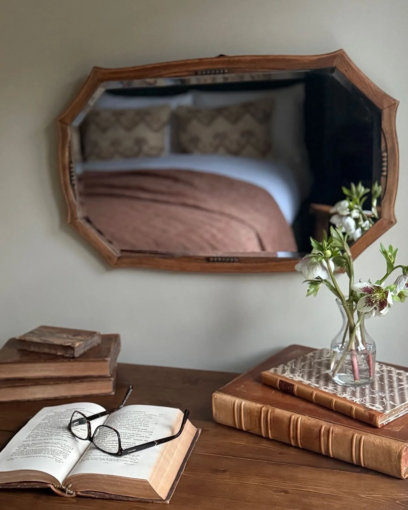 Loving this quiet corner in the guest room of our latest Cotswold project. A mix of family treasures and vintage finds gives this house a warm and lived-in feel.
We finished the photo shoot today - pics to come soon!

#vintagefinds #calminteriors #co