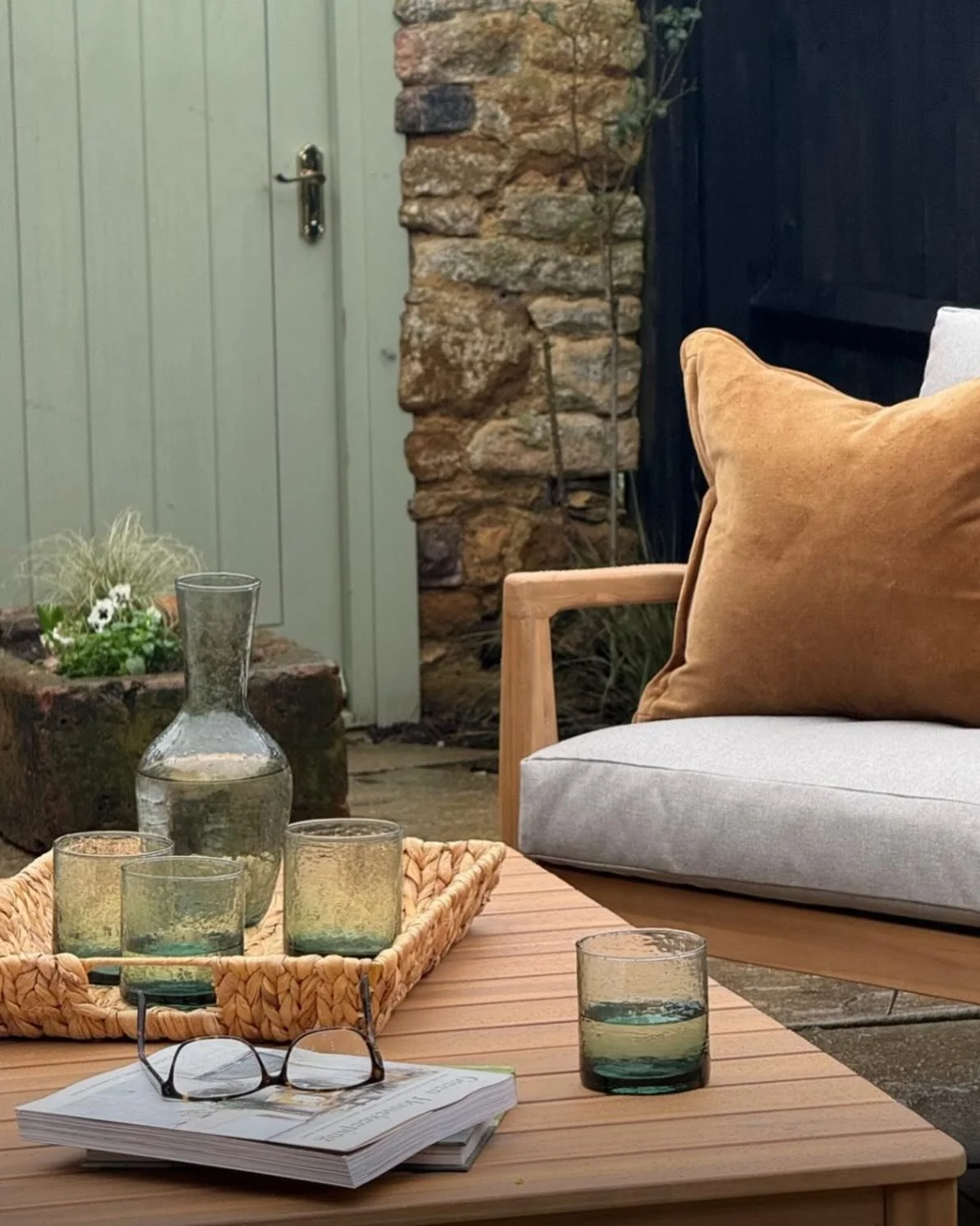 Shooting the lovely courtyard of our latest Cotswold project &hellip; sadly it did not stop raining but we managed to capture the calm feel of this little gem. 

📷 coming soon ❤️

#patiodesign #mediterraneancourtyard #cotswoldstone #photostyling #in