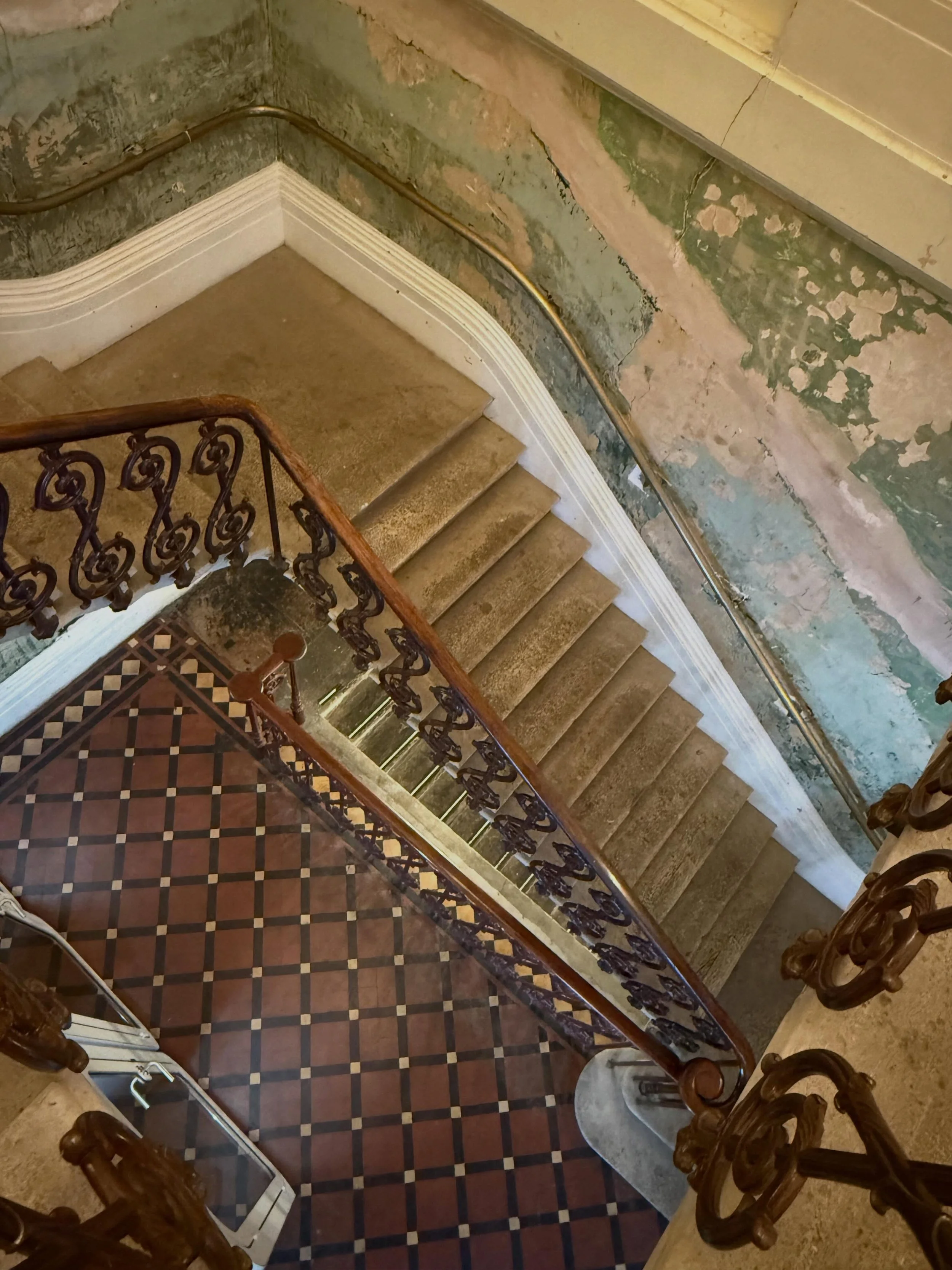 Old Sessions House @clerkenwelldesignweek 
Love the features. 
Great to meet up with @ninamoellerdesigns, explore the latest design trends, meet new suppliers and hunt down some fresh ideas ❤️

@old_sessions_house #interiordesigntrends  #furnituredes