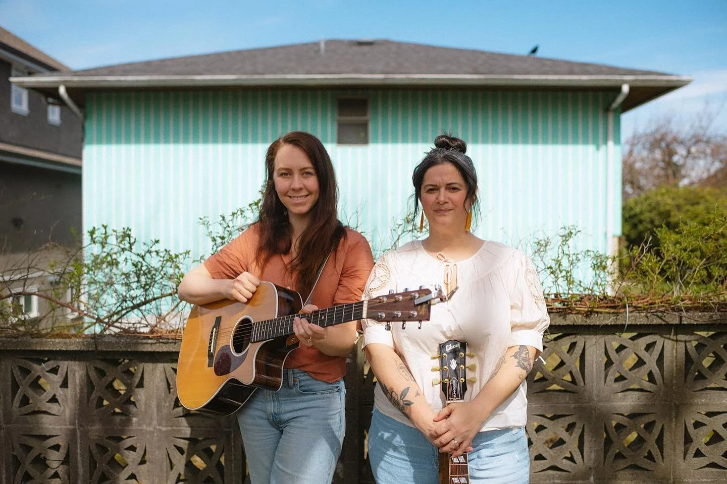 Meg & I have been singing songs for families for nearly 5 years. We absolutely can’t get enough of playing for you all! Feeling some more small wins coming our way. fingers crossed ✨🤟🏾🖤🤍✨ pic : Fiona Chiu 
||| next BIG show is on the &l