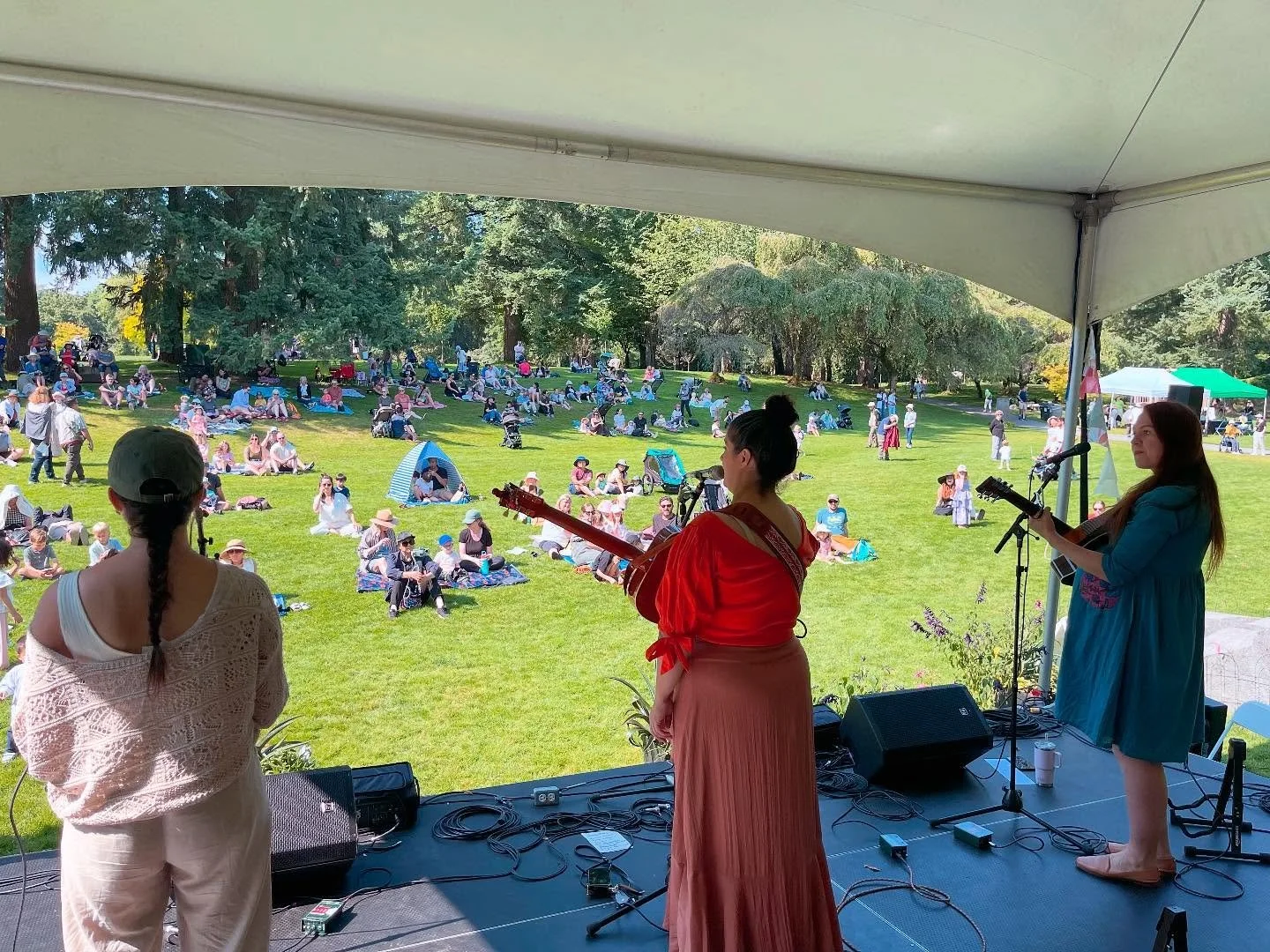 pre show moment captured by @johno_on_bass 
i do pinch myself all the time knowing this is my work. singing for you all is an honor~ it sure is. ✨☀️🌟