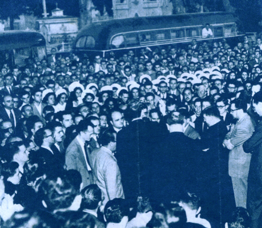 Agrupados and their families congregate on news of Fr. Rey de Castro’s death Agrupados y amigos se congregan después de la muerte del P. Rey de Castro