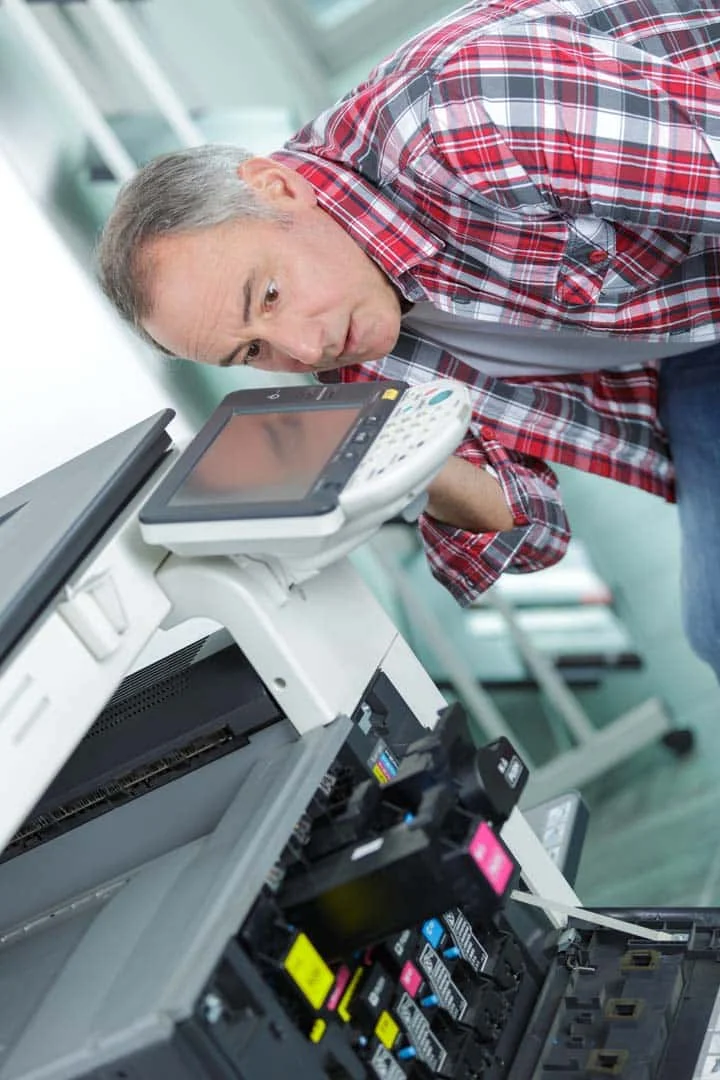 man-bending-down-to-photocopier-P4DEDL9.jpg