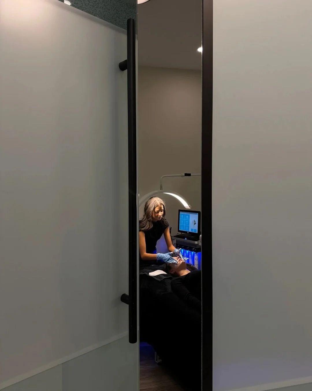 HydraFacial season is officially here💧 

Who wants dry skin this winter?? Not us and you shouldn&rsquo;t either! 🙅🏻&zwj;♀️

Take your glow to the next level with our Signature, Deluxe, and Platinum Hydrafacial treatments &mdash; each designed to t