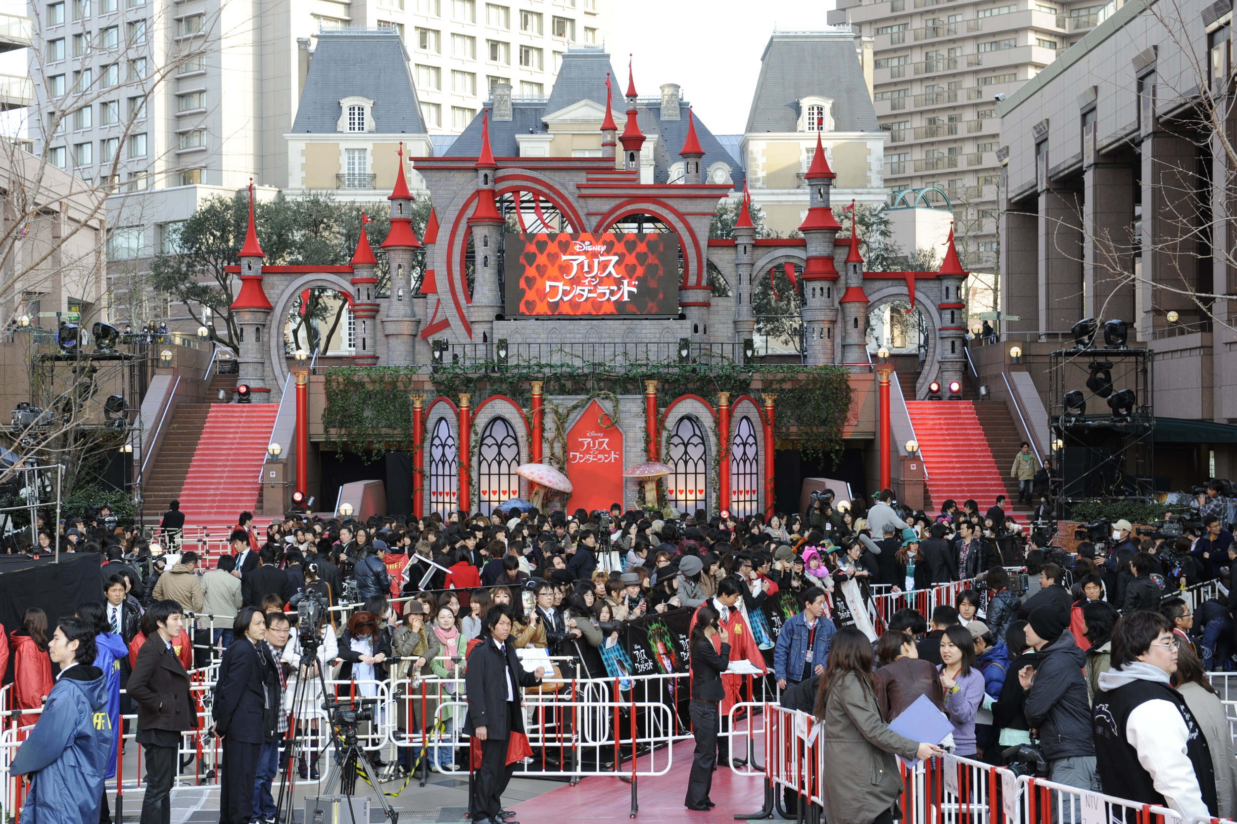 aiw___film_premiere_in_japan_2_by_aliceinwonderland_d2qbep1.jpg