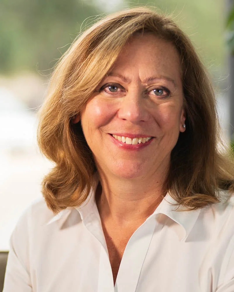 Dee Glander Headshot