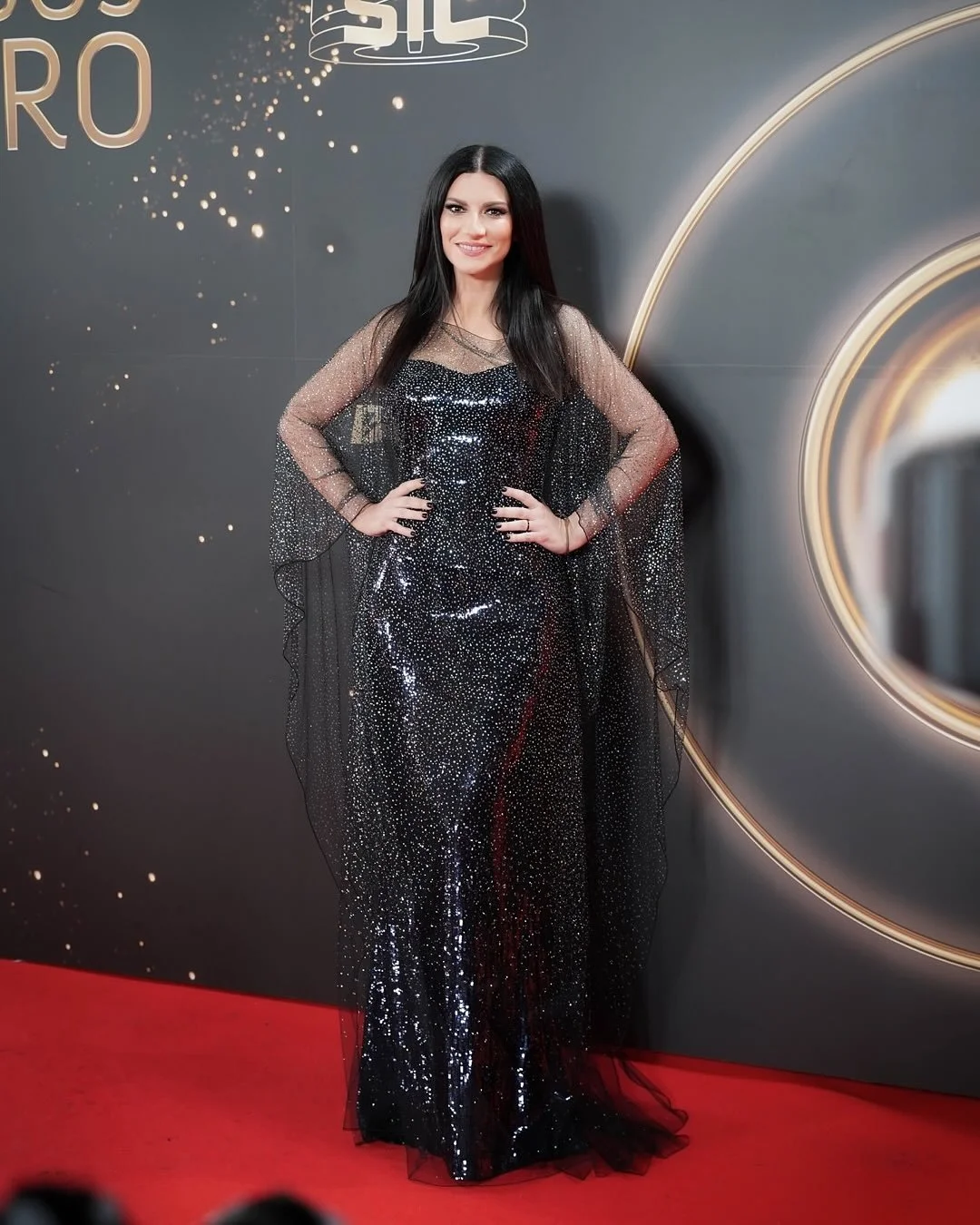 ✨ Esta noche, @laurapausini deslumbra en la alfombra roja de los Globos de Oro en Portugal , donde interpretar&aacute; un medley de sus grandes &eacute;xitos y su m&aacute;s reciente sencillo &ldquo;Quem de n&oacute;s dois&rdquo;. 

Gown: Armani Priv