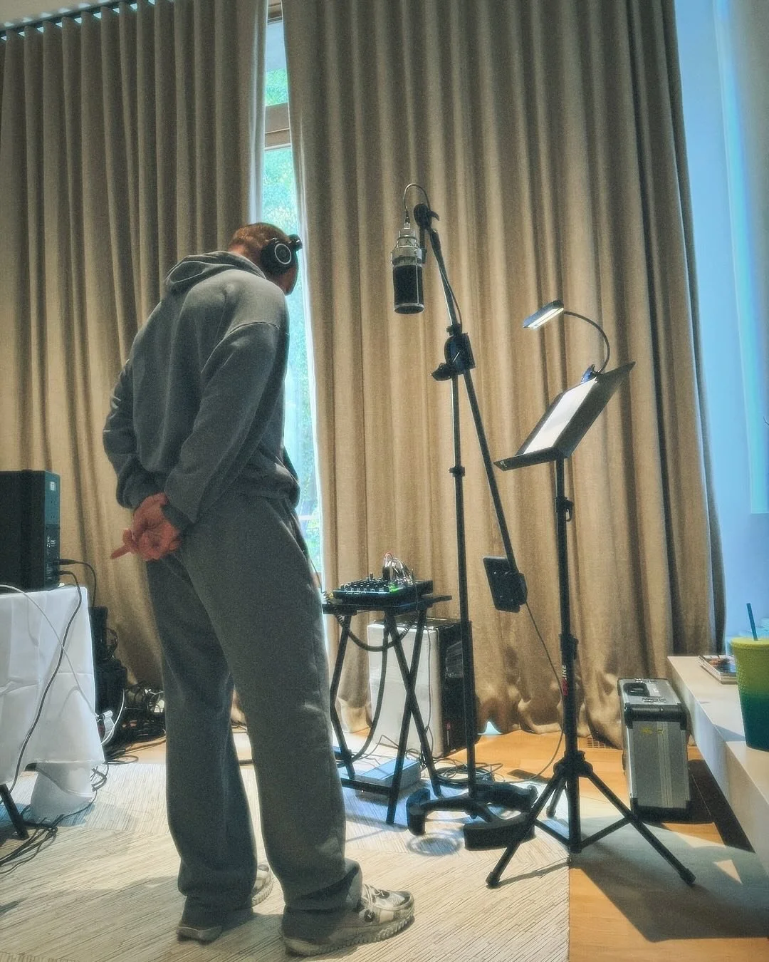 🙌🏻🙌🏻🙌🏻🙌🏻🙌🏻🙌🏻 Via @ricky_martin Cuando tu habitación se convierte en tu estudio. #Normal Viene música y música nueva!

📸: @rondenepr