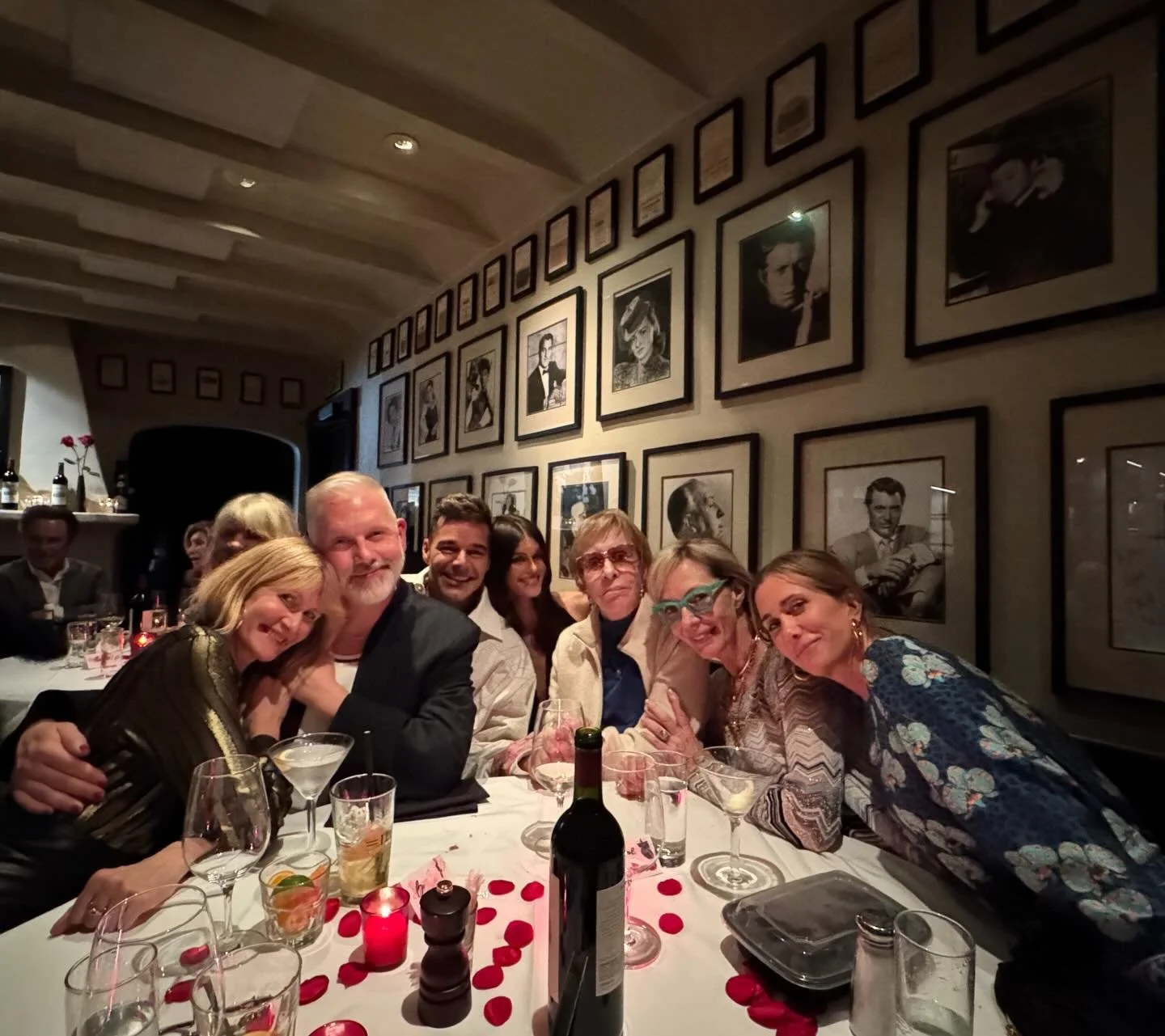 #tbt Me, behind the camera, trying to capture the unmeasurable magic of this table.
Not a perfect picture, a little blurry, but an unforgettable night with extraordinary people, celebrating the legendary Carol Burnett&rsquo;s birthday. ✨

Are you wat