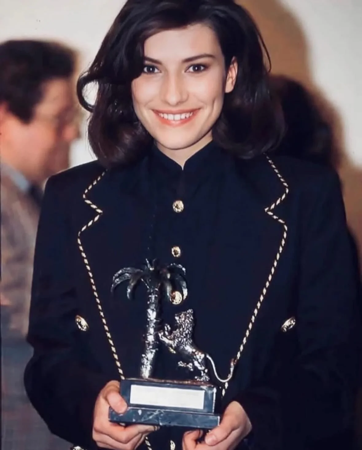 How it started vs. how it&rsquo;s going.

The incomparable @laurapausini won the Sanremo Festival in 1993, launching one of the most extraordinary careers in Italian music.
Now, in 2026, she returns to that same stage! this time as a host, alongside 