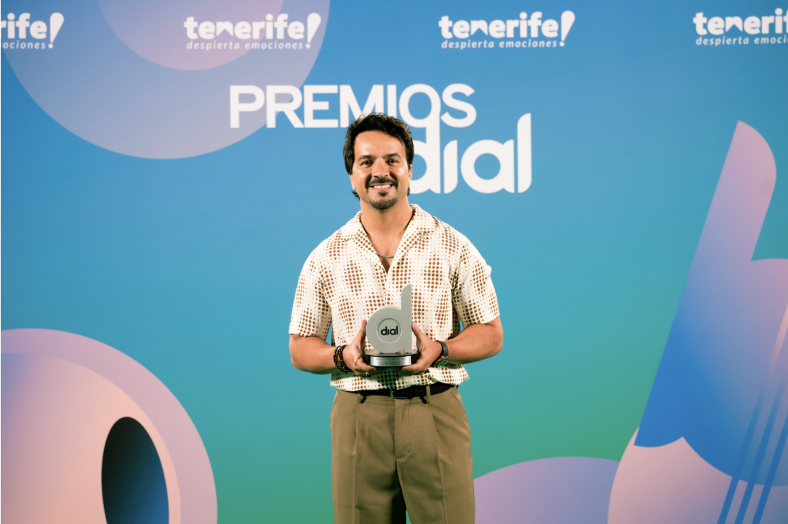 LUIS FONSI OVACIONADO EN LA PRIMERA PRESENTACIÓN EN VIVO DE SU NUEVO ÉXITO“CAMBIARÉ” Y ES RECONOCIDO POR SU TRAYECTORIA EN LA HISTÓRICA 30ª EDICIÓN DE LOS PREMIOS DIAL 2026 EN ESPAÑA