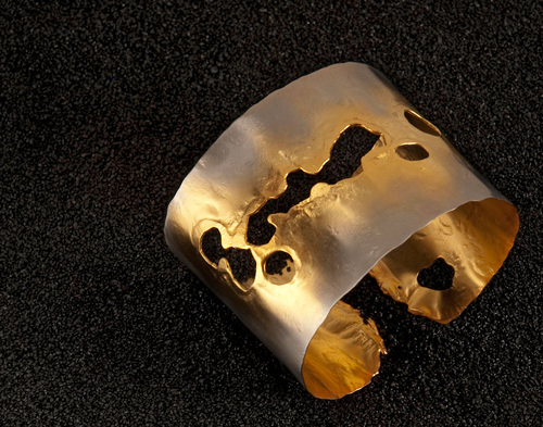 deborah_rice_cuff_jewelryphotography.jpg