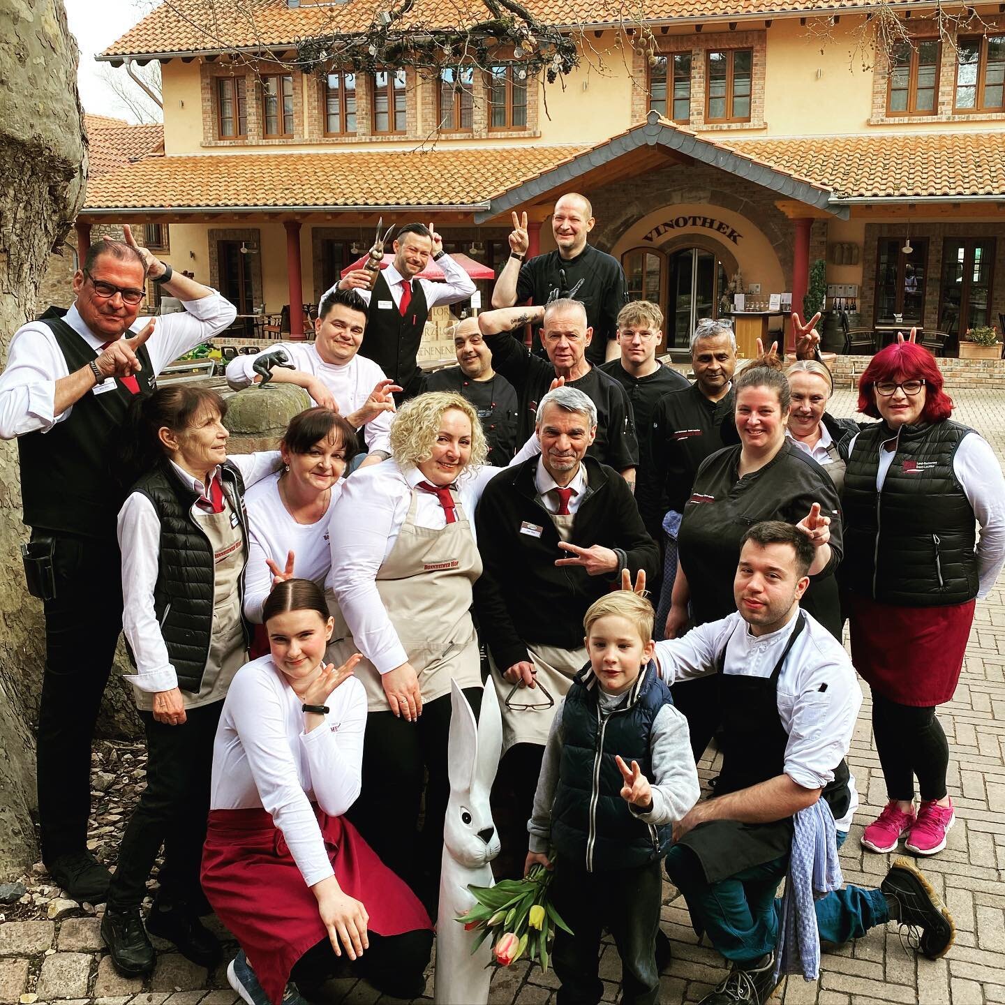 &bdquo;Schokolade, Eiersuchen, Geschenke und auch leckeren Kuchen,
einen sch&ouml;nen Tag und nur das Beste, w&uuml;nscht das Team vom Bonnheimer Hof zum Osterfeste.&ldquo; #osterhase #osterfest #ostern #team #froheostern #bonnheimerhof #bonnheimerho