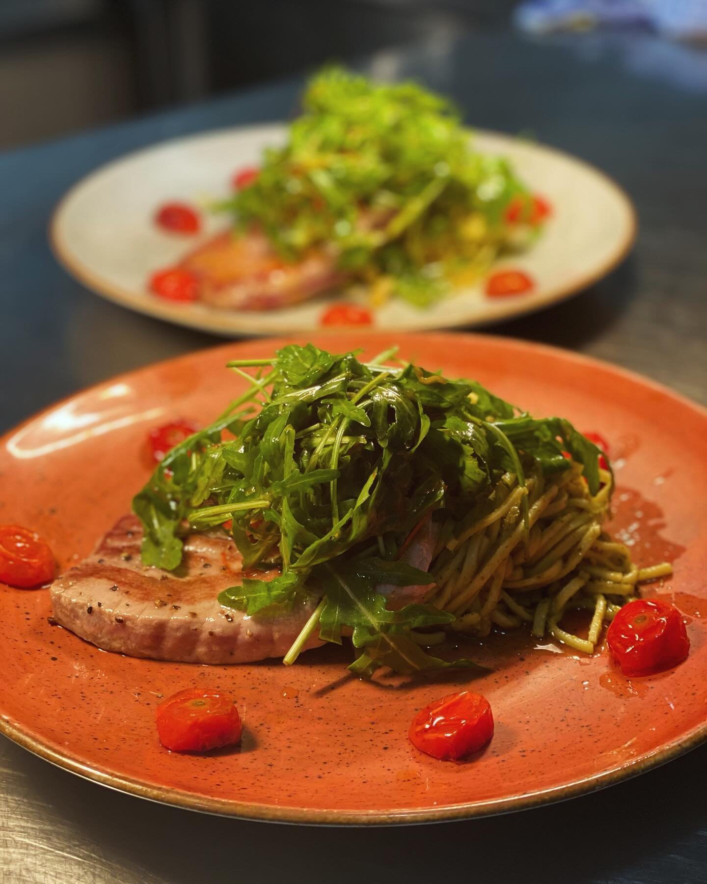 Bock auf gegrillten Thunfisch? Auf der mal was anderes Karte gibt es einen gegrillten Thunfisch, mit Limetten- Rucolasalsa auf Pestonudeln &amp; Conciergen Kirschtomaten