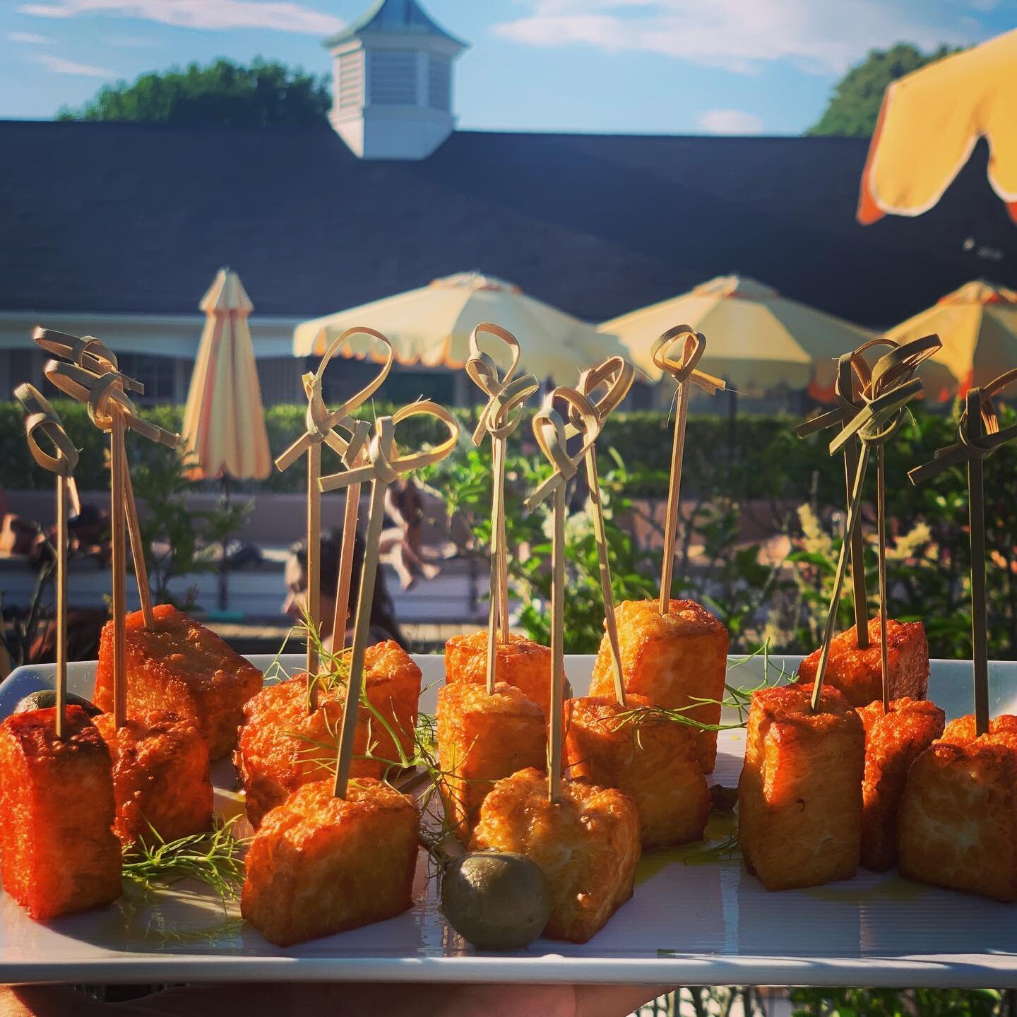 Baked halloumi bites by #NAIAHamptons are the perfect poolside snack 🧀🥂 #July4thWeekend #CapriSouthampton #StayWithUs #DineWithUs