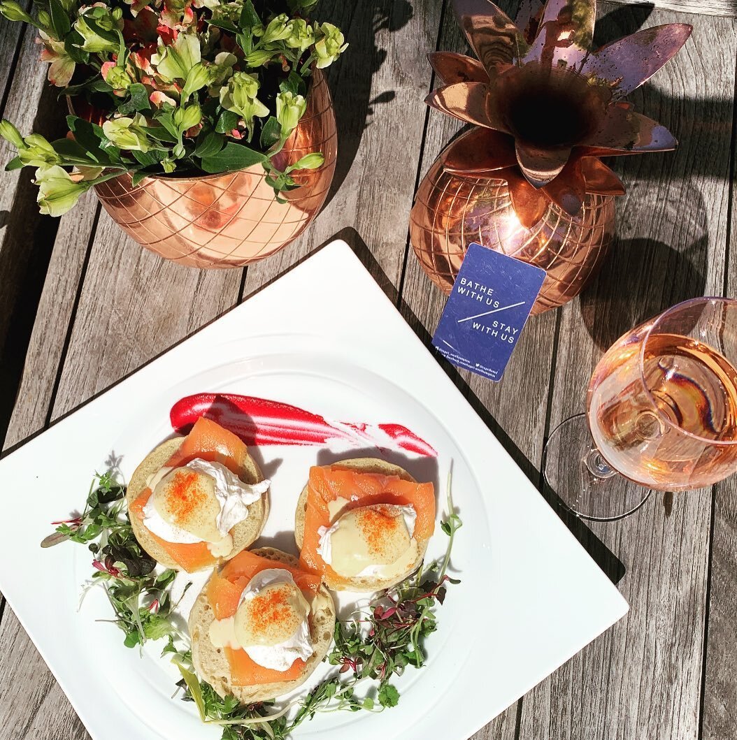 Smoked salmon benedict with a glass of rosé and a side of sunshine☀️And a special toast this #memorialday to all our veterans for their heroic sacrifice!🥂#caprisouthampton #staywithus #staysafewithus #travelsafe #keepsmilingsouthampton