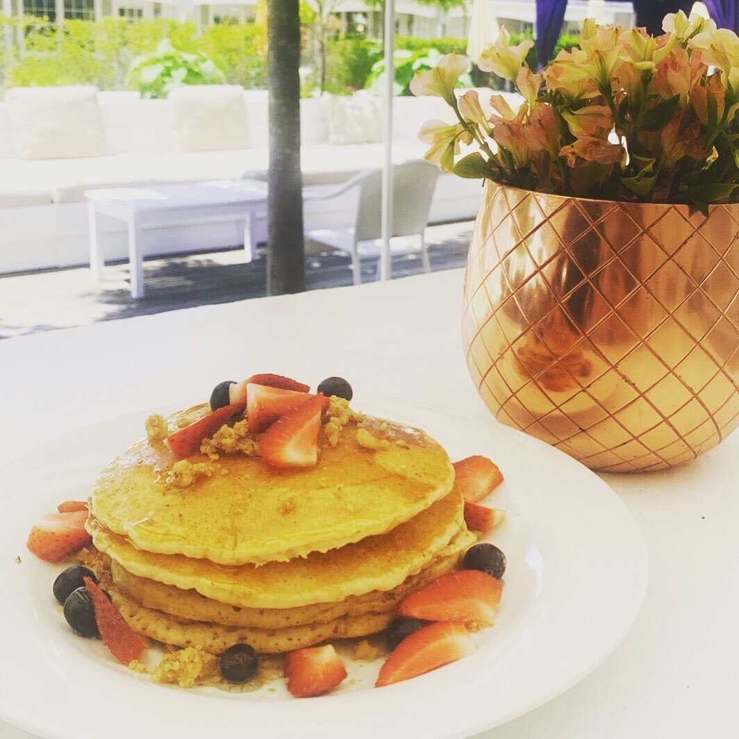 Baklava pancakes for #SundayBrunch 🥞🍓🥂#NAIAHamptons #CapriSouthampton #SundayFunday #KeepingSummerSexy