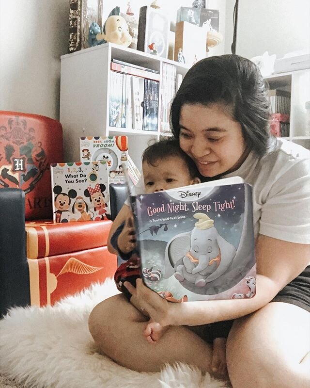 What are the BENEFITS of reading to your baby? ⤵️ &bull; ⁣
⁣
⁣➡️ It&rsquo;s a great way to bond with your baby. It is a one-on-one activity which can become a very special time together. &bull;
⁣
⁣
⁣
⁣
⁣➡️ It prepares them to read on their own. The m