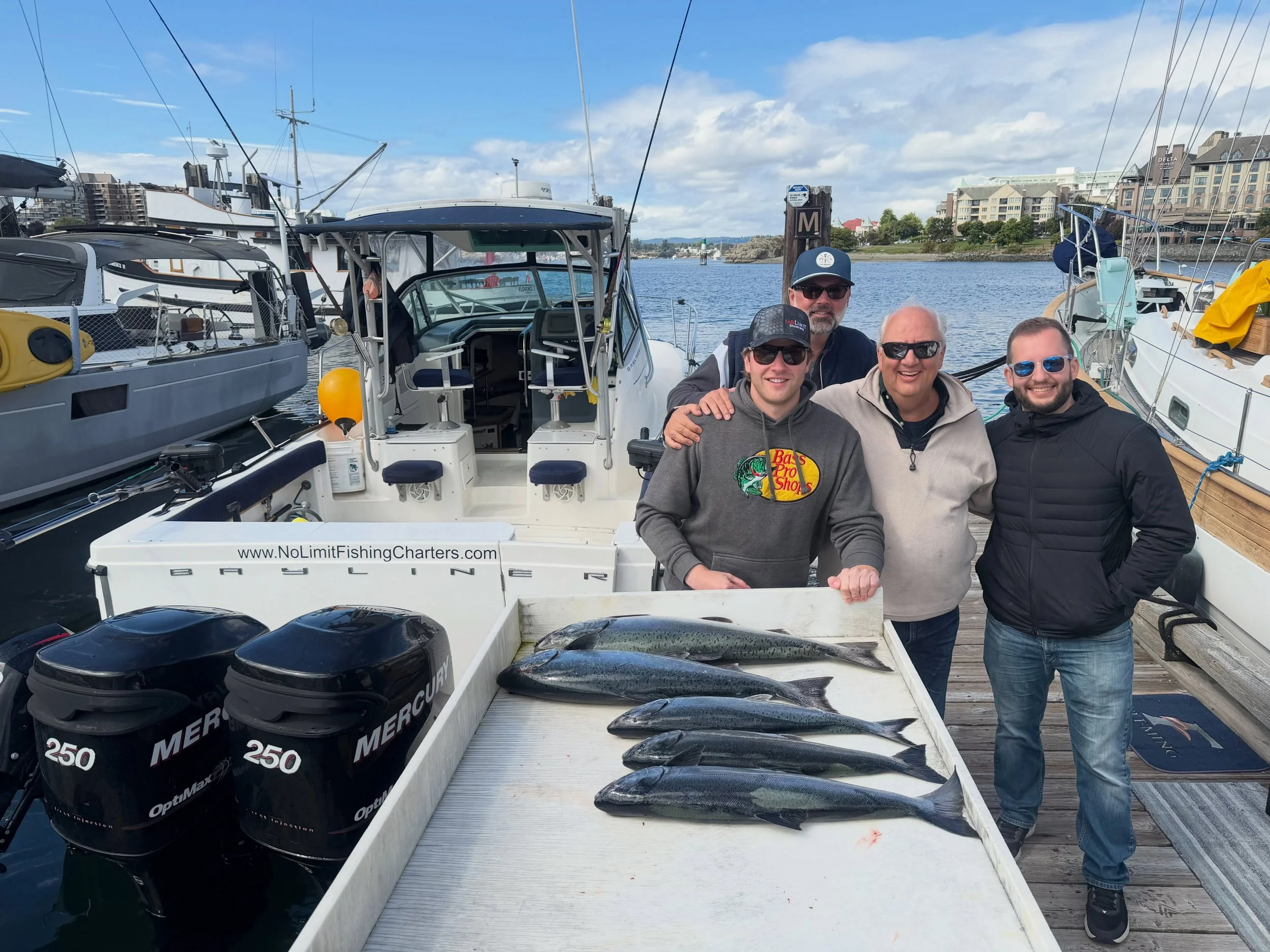 Great morning with @danebroere and guests, quality keeper chinook and hatchery coho in the mix! #chinooksalmon #cohosalmon #tourismvictoria #westcoast