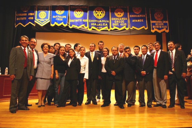 ROTARIOS ENTREGA MEDALLA.jpg