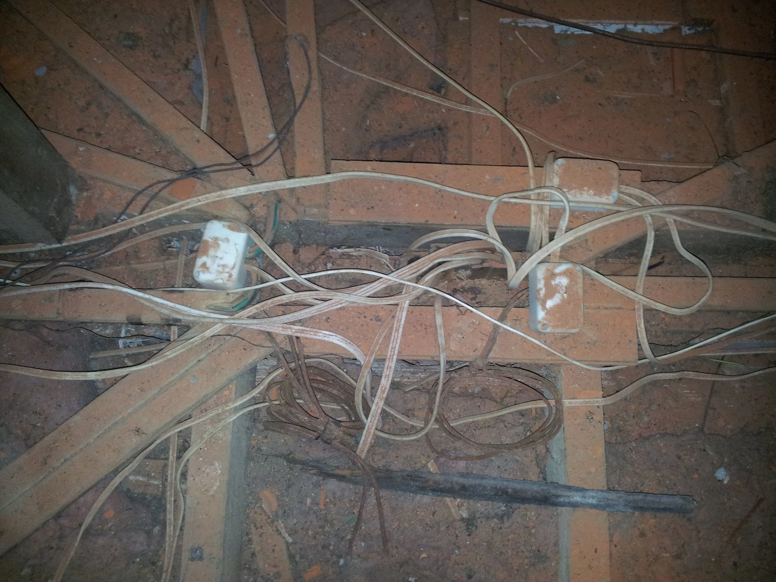 poor_roof_wiring2.jpg