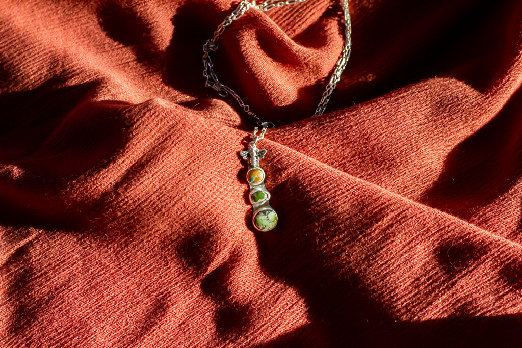 Sonoran Gold + Evans Mine Mexico Turquoise Pendant :: Bee Detail :: 20" Chain  